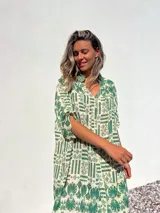 Vestido camisero largo color crudo con estampado geométrico en verde, de corte holgado y manga 3/4.