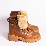 Botas de caña baja color marrón con interior de piel sintética color beige.