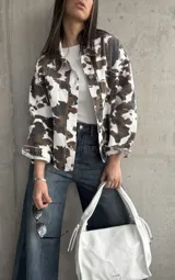Sobrecamisa de manga larga con estampado de vaca en tonos marrón, blanco y negro.
