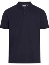 Chomba azul marino Calvin Klein de corte slim, confeccionada en algodón orgánico. Presenta cuello clásico con solapa de dos botones, mangas cortas con puños de punto y logo tonal bordado en el pecho.