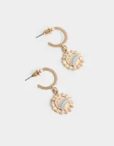 Aros dorados tipo argolla con strass y dije colgante con forma de sol y arcoíris esmaltado.
