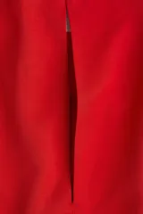 Vestido corto sin mangas de color rojo, con escote redondo y bajo de corte circular que le da volumen y vuelo.