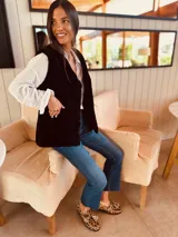 Chaleco plateado reversible con interior de gamulan color crema, con bolsillos delanteros.