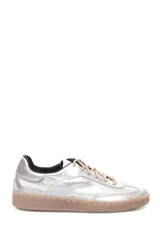 Zapatillas deportivas plateadas de cuero nobuck con cordones y suela color caramelo.