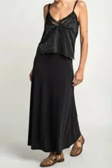 Falda midi negra de viscosa con corte al bies.