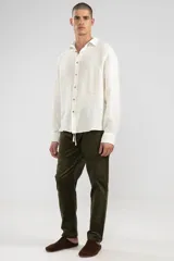 Pantalón de pana verde oliva con cintura elastizada y cordón de algodón. Cuenta con bolsillos laterales, un bolsillo trasero y el parche característico de Polonio.