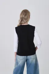 Chaleco de punto color crema, con cuello en V, cierre frontal de botones y dos bolsillos frontales.