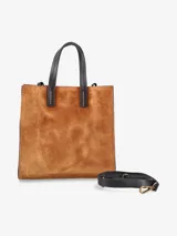 Cartera estructurada de gamuza color tostado, con doble asa de mano en cuero negro y correa regulable y desmontable en cuero negro con herrajes dorados.