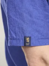 Camisa de manga corta a rayas verticales color lila y blanco, confeccionada en mezcla de lino y algodón.