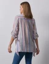 Camisa larga de rayón marca Robert Louis, con estampado a rayas verticales en tonos coral y blanco. Tiene cuello con solapa, abertura central con botones, mangas largas regulables con presilla y botón, y tajos laterales.