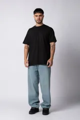 Remera color crudo de corte recto y mangas cortas.