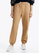 Pantalón de jogging color beige, de corte cónico y cintura elástica con cordón.