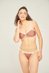 Tanga verde esmeralda de lycra, con doble tira lateral ajustable y forro interno.