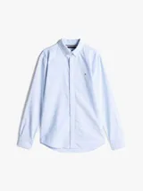 Camisa celeste con rayas verticales, de corte regular, cuello abotonado, mangas largas con puños abotonados y logo de la marca bordado en el pecho.