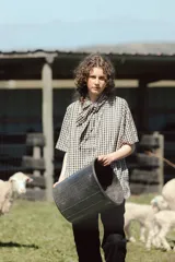 Camisa de algodón a cuadros gingham azul y blanco con estampado de broderie blanco, lazo en el cuello, manga corta y corte oversize.