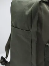 Mochila negra de poliéster con revestimiento de PU, con dos asas de mano y correas ajustables para los hombros. Tiene un compartimento principal con cierre, un bolsillo frontal con cierre y dos bolsillos laterales abiertos.