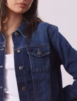 Campera de jean azul oscuro, marca Baccini, con cuello solapa, abertura central con botones metálicos y bolsillos delanteros.