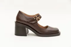 Guillermina de cuero negro con punta cuadrada, taco bloque y correa sobre el empeine con hebilla dorada.