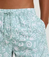 Bermuda de baño masculina de microfibra color celeste pálido con estampado abstracto orgánico en blanco. Presenta cintura elástica con cordón ajustable y bolsillos funcionales.