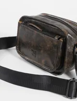 Bandolera marrón de cuero sintético con correa larga regulable.