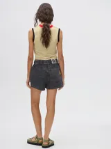 Short de denim color camel con cordón ajustable en la cintura y corte relajado. Presenta un pequeño bordado de un sol amarillo en el bolsillo trasero derecho.