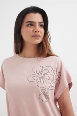 Remera rosa pálido de corte holgado con aplique de flores con strass.