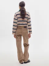 Remera polo de manga larga con rayas horizontales en blanco, rojo y verde. Cuello camisero rojo con cierre de dos botones y logo bordado en el pecho.