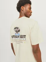 Camiseta color crema de manga corta y cuello redondo con estampado pequeño en el pecho.