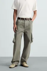 Pantalón cargo de algodón color verde oliva, corte regular fit, con bolsillos laterales con fuelle y solapa, y efecto lavado.