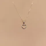 Gargantilla de plata 925 con dije de corazón calado.