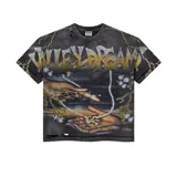 Remera negra de algodón con efecto gastado y roturas. Estampado frontal con manos, relámpagos y texto en tipografía gótica.