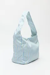 Bolso de hombro con estampado de rayas verticales celestes y blancas.