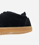 Championes negros de gamuza con suela de goma color caramelo y detalle blanco en el talón.