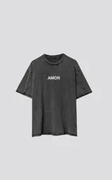 Remera negra con efecto gastado, cuello redondo y estampado frontal con la palabra 'Amor' en blanco.