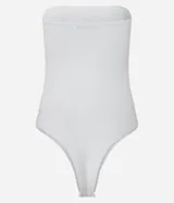 Body blanco sin mangas confeccionado en punto roma, con cierre inferior de botón a presión.