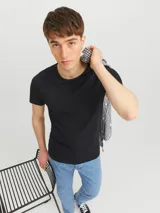 Camiseta negra de manga corta con cuello redondo y corte ajustado.