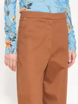 Pantalón color marrón de corte relajado, diseño cómodo y versátil.