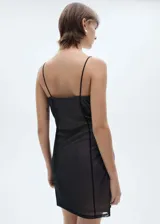 Vestido corto negro de malla con forro interior, escote corazón, tirantes finos y vivos en contraste.