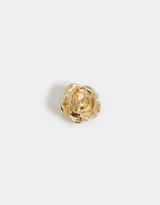 Pin dorado con forma de rosa.