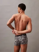 Boxer ajustado con cintura elástica negra con logo Calvin Klein y estampado con el nombre de la marca en blanco y negro.