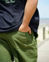 Short de pana verde con cintura elástica ajustable con cordón.