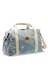Bolso tipo tote de lona color celeste con estampado de hojas en blanco, detalles en cuero marrón y correa de hombro de lona color crudo.