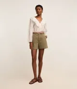 Short de sarga color verde oliva, de corte regular y cintura alta, con pespunte contrastante y bolsillos tipo cuchillo en el frente.