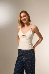 Musculosa negra de breteles finos, con escote en V y pinzas en el busto.