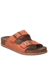 Sandalia de cuero color naranja con doble tira y hebillas metálicas. Suela de corcho y base de goma.