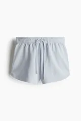 Short celeste de felpa liviana de mezcla de algodón, con elástico revestido en la cintura, cordón para ajustar y bolsillos discretos en las costuras laterales.