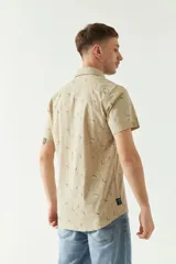 Camisa de hombre de manga corta, con diseño floral y fit slim, ideal para un look fresco de primavera.