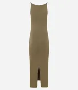 Vestido midi color verde oliva, de breteles finos y escote recto.