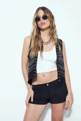 Short de tiro medio color beige, con apariencia de gamuza o ante, de corte ajustado y bolsillos delanteros.