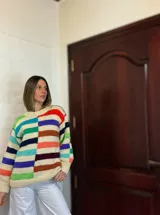 Sweater de lana merino con cuello redondo y diseño con motivos geométricos en tonos azul, marrón, naranja, verde y beige.